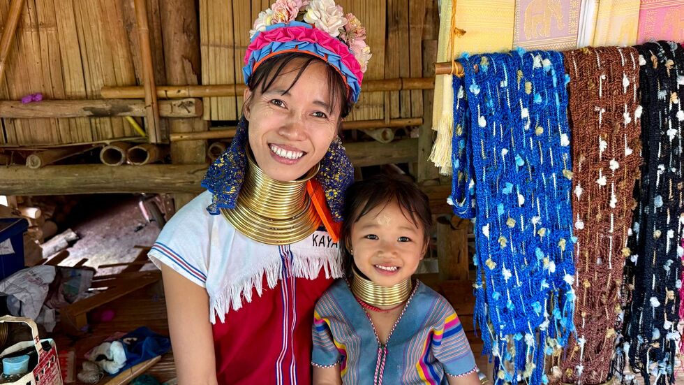 Schon Kinder ab fünf Jahren tragen die Messingringe.