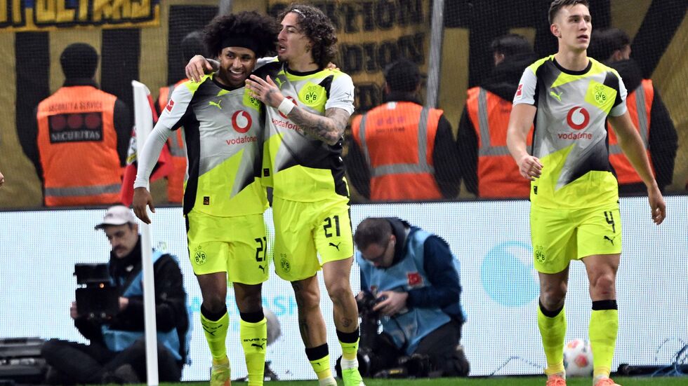 Karim Adeyemi (l) traf in Leverkusen erneut. Karim Adeyemi (l) traf in Leverkusen erneut.