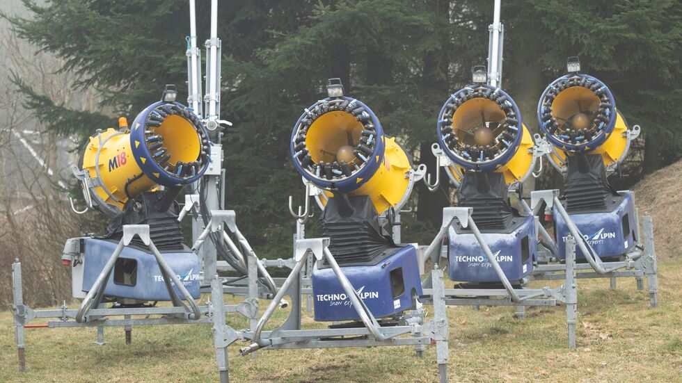 In Sachsens Skigebieten werden die Schneekanonen angeworfen. (Archivbild)