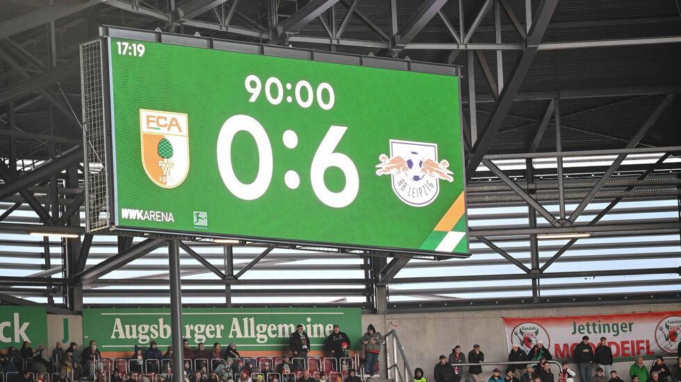 0:6 - ein historisches Heim-Ergebnis für den FC Augsburg. 0:6 - ein historisches Heim-Ergebnis für den FC Augsburg.