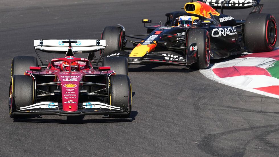 Nur eine virtuelle Safety-Car-Phase rettete Charles Leclerc (vorn) am Ende gegen Max Verstappen. Nur eine virtuelle Safety-Car-Phase rettete Charles Leclerc (vorn) am Ende gegen Max Verstappen.