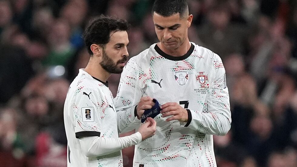 Cristiano Ronaldo (r) musste wegen seiner Roten Karte vom Platz - und die Kapitänsbinde abgeben. Cristiano Ronaldo (r) musste wegen seiner Roten Karte vom Platz - und die Kapitänsbinde abgeben.