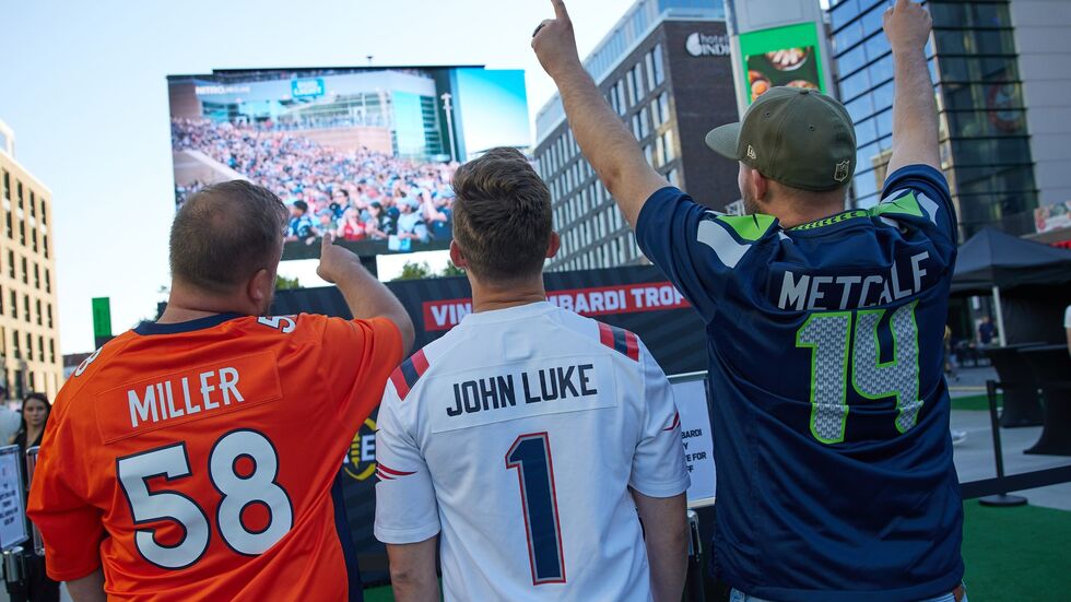 Nach Angaben der NFL gibt es rund 19 Millionen Football-Fans in Deutschland. Nach Angaben der NFL gibt es rund 19 Millionen Football-Fans in Deutschland.