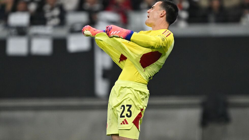 Frankfurts Torwart Michael Zetterer ärgerte sich über die vielen Gegentore gegen den FC Liverpool. Frankfurts Torwart Michael Zetterer ärgerte sich über die vielen Gegentore gegen den FC Liverpool.