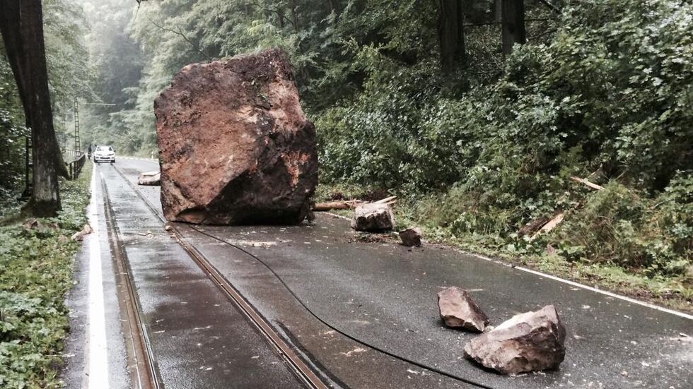 Der Fels blockiert seit Diens­tag­morgen die Straße. Quelle: Marko Förster