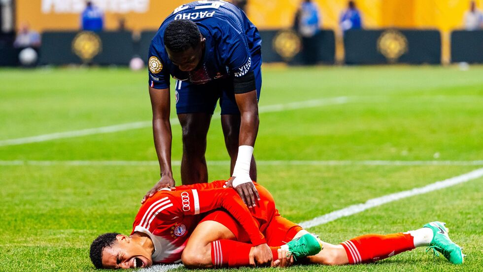 Der Schockmoment: Jamal Musiala liegt im Viertelfinalspiel gegen PSG bei der Club-WM in Atlanta verletzt am Boden. (Archivbild) Der Schockmoment: Jamal Musiala liegt im Viertelfinalspiel gegen PSG bei der Club-WM in Atlanta verletzt am Boden. (Archivbild)