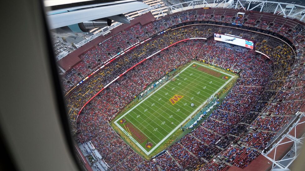Blick aus der Air Force One beim Tiefflug über dem Stadion der Washington Commanders. Blick aus der Air Force One beim Tiefflug über dem Stadion der Washington Commanders.