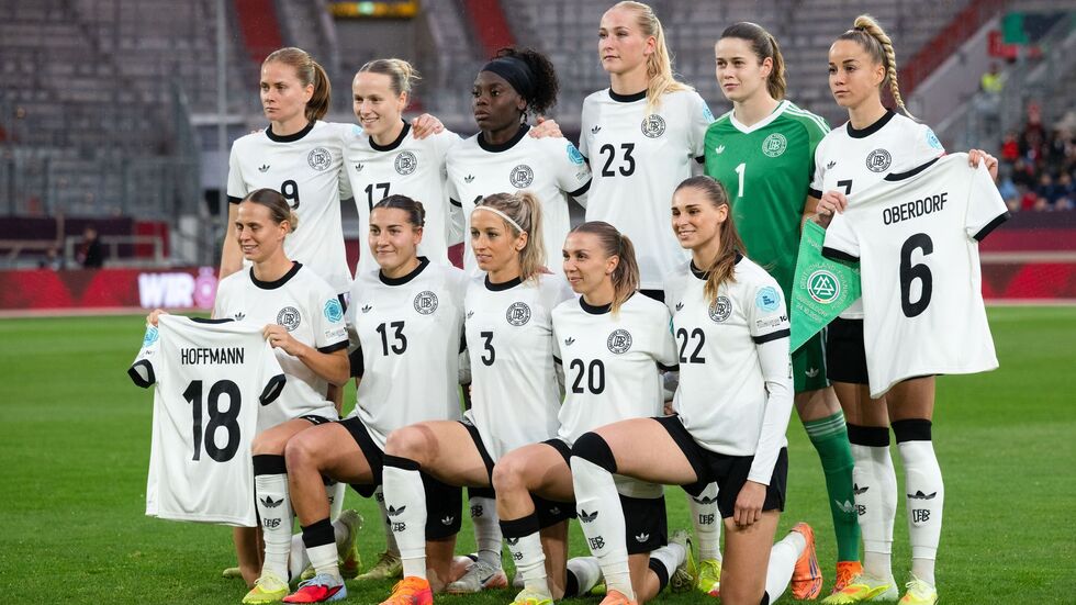 Das DFB-Team erinnerte vor dem Spiel auch an die verletzten Lena Oberdorf und Giovanna Hoffmann. Das DFB-Team erinnerte vor dem Spiel auch an die verletzten Lena Oberdorf und Giovanna Hoffmann.