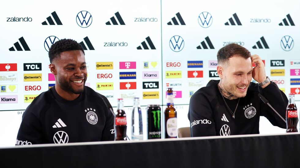 Ridle Baku (l.) und David Raum (r.) sprechen bei der DFB-Pressekonferenz über ihre Rollen. Ridle Baku (l.) und David Raum (r.) sprechen bei der DFB-Pressekonferenz über ihre Rollen.