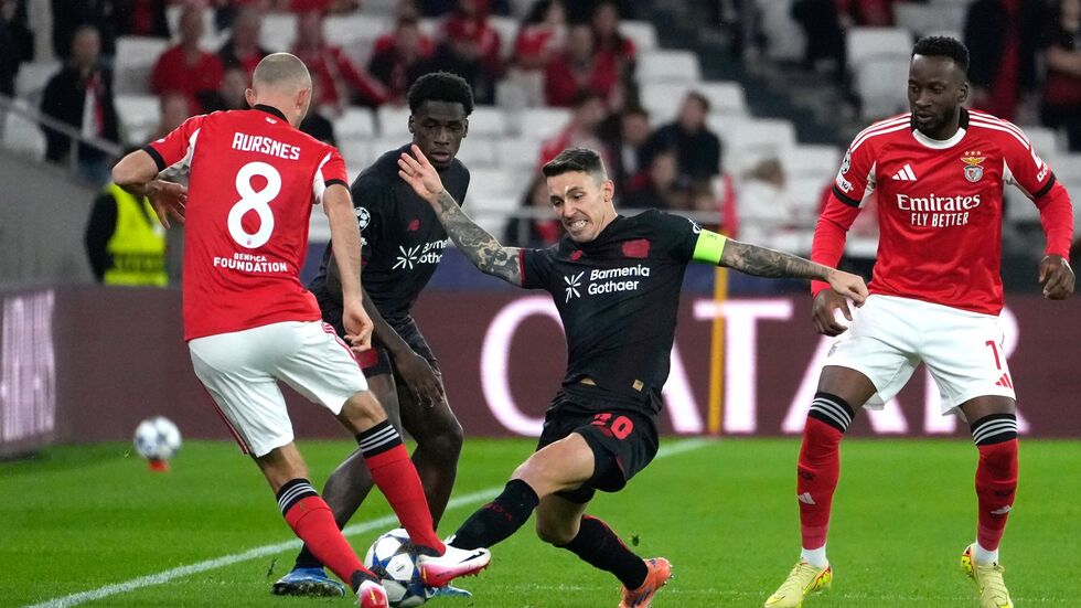 Alejandro Grimaldo (Mitte) lieferte sich ein umkämpftes Duell mit seinem Ex-Club Benfica. Alejandro Grimaldo (Mitte) lieferte sich ein umkämpftes Duell mit seinem Ex-Club Benfica.