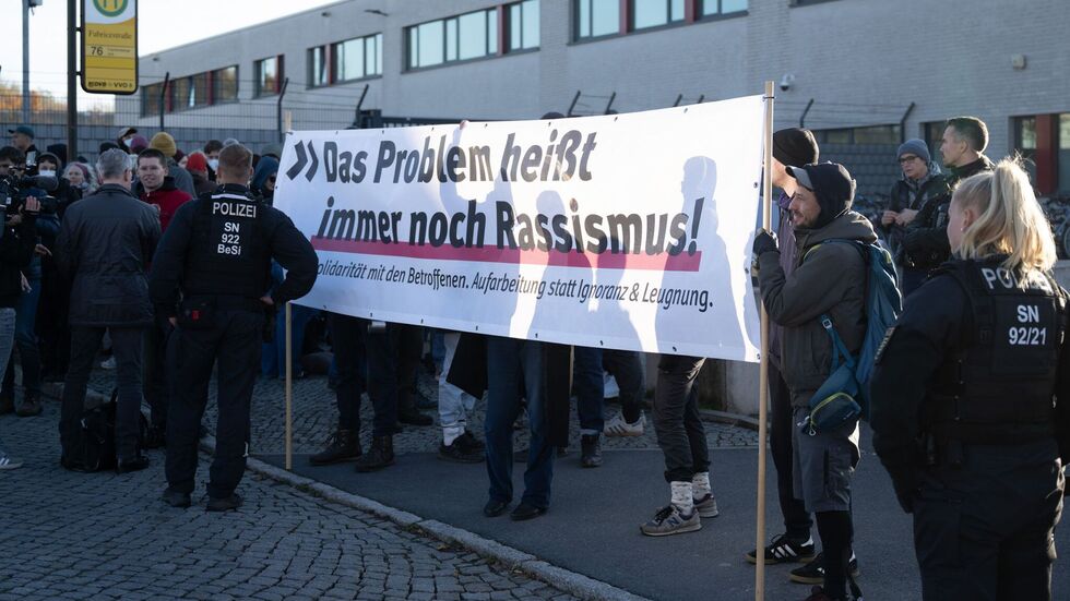 Vor Beginn des Prozesses gegen die mutmaßliche NSU-Unterstützerin Susann E. protestieren Dutzende Menschen gegen Rassismus und Rechtsextremismus. Vor Beginn des Prozesses gegen die mutmaßliche NSU-Unterstützerin Susann E. protestieren Dutzende Menschen gegen Rassismus und Rechtsextremismus.