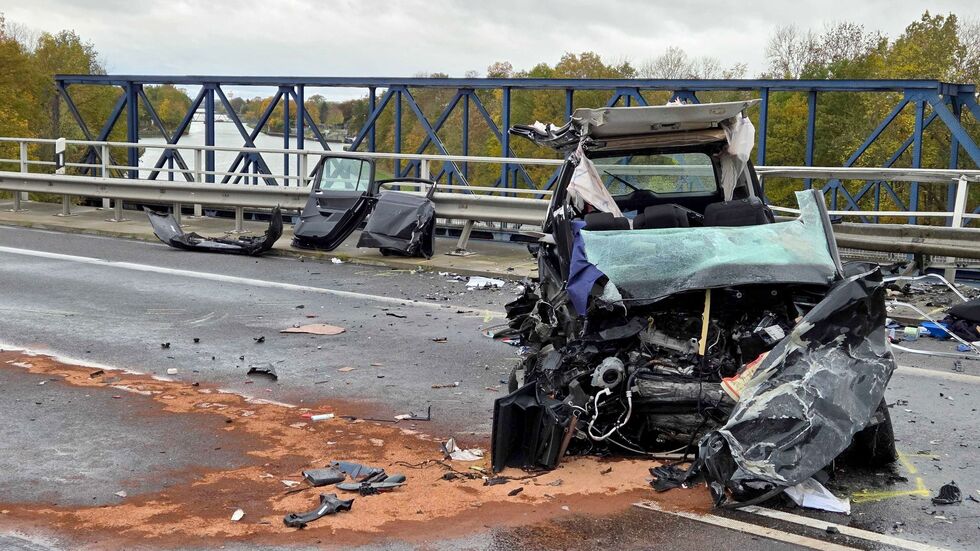 Aus dem Wrack wurden ein 53-jähriger Mann und eine 47-jährige Frau aus Hamburg geborgen. (Archivbild) Aus dem Wrack wurden ein 53-jähriger Mann und eine 47-jährige Frau aus Hamburg geborgen. (Archivbild)