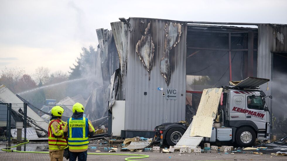Die Halle wurde stark beschädigt. Die Halle wurde stark beschädigt.