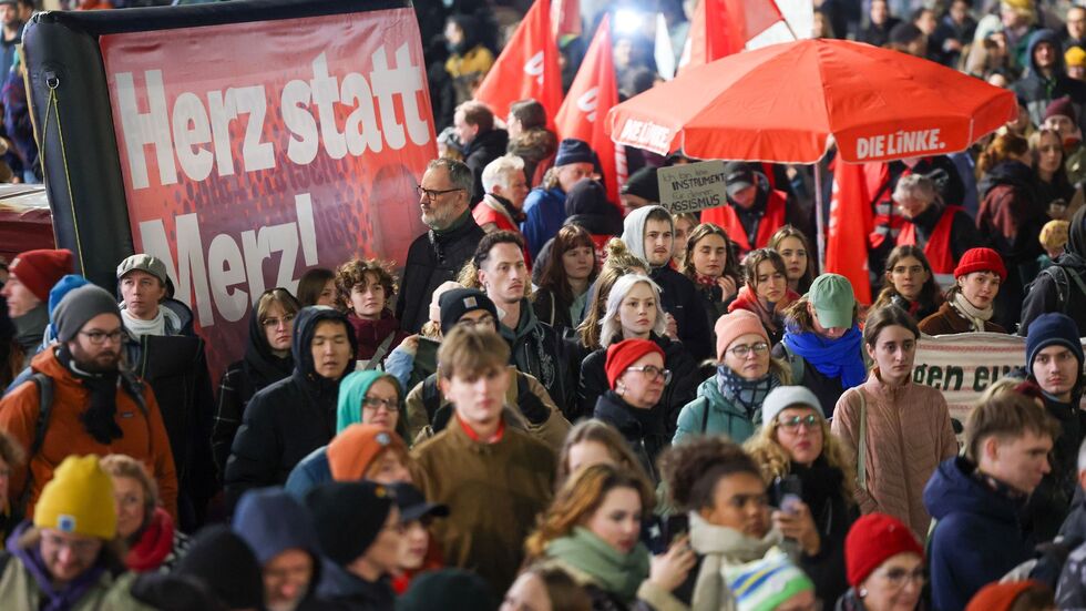 Menschen halten bei der Demo für ein «buntes Stadtbild» in Leipzig Plakat mit der Aufschrift «Herz statt Merz!» hoch.