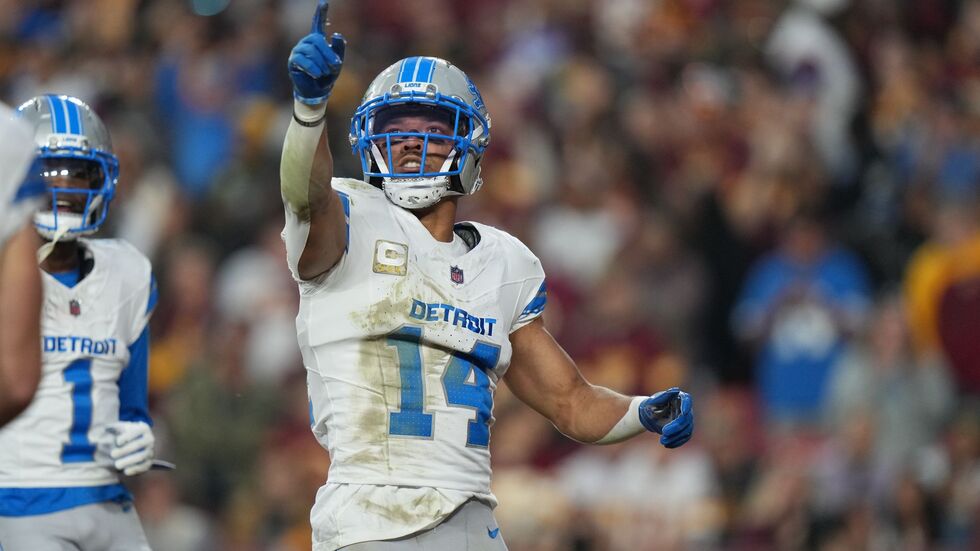 Amon-Ra St. Brown bejubelte seinen Touchdown mit einem Gruß an US-Präsident Donald Trump, der sich das Spiel vor Ort anschaute. Amon-Ra St. Brown bejubelte seinen Touchdown mit einem Gruß an US-Präsident Donald Trump, der sich das Spiel vor Ort anschaute.