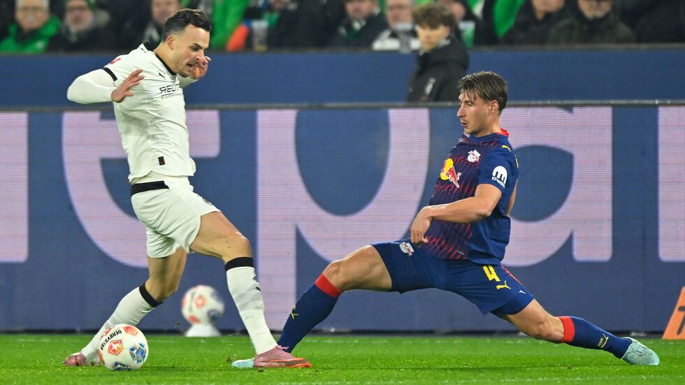 Kein Durchkommen für Gladbachs Tabakovic. Kein Durchkommen für Gladbachs Tabakovic.