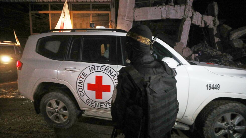 Bewaffnetes Hamas-Mitglied bei Übergabe von Geisel-Leichen. (Archivbild) Bewaffnetes Hamas-Mitglied bei Übergabe von Geisel-Leichen. (Archivbild)