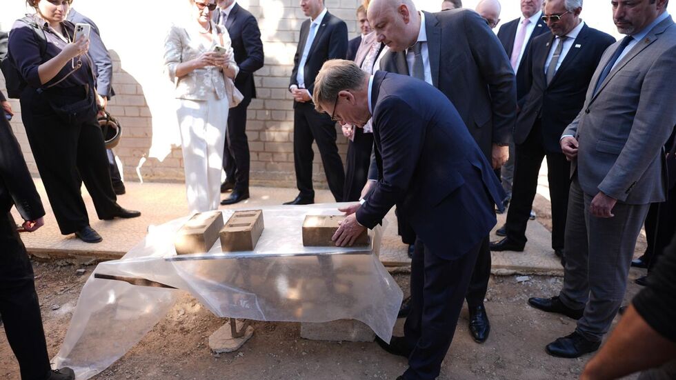 Außenminister Johann Wadephul (CDU) macht sich ein Bild von einem Projekt, das Binnenvertriebenen ermöglichen soll, günstig mit Lehmziegeln zu bauen. 