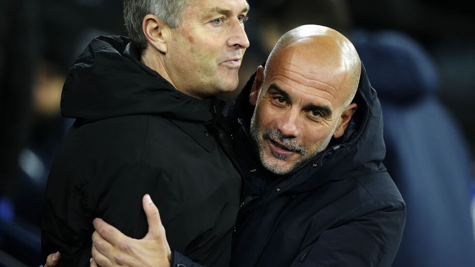 Manchester Citys Trainer Pep Guardiola (r) umarmt Bayer Leverkusens Cheftrainer Kasper Hjulmand vor dem Spiel. 