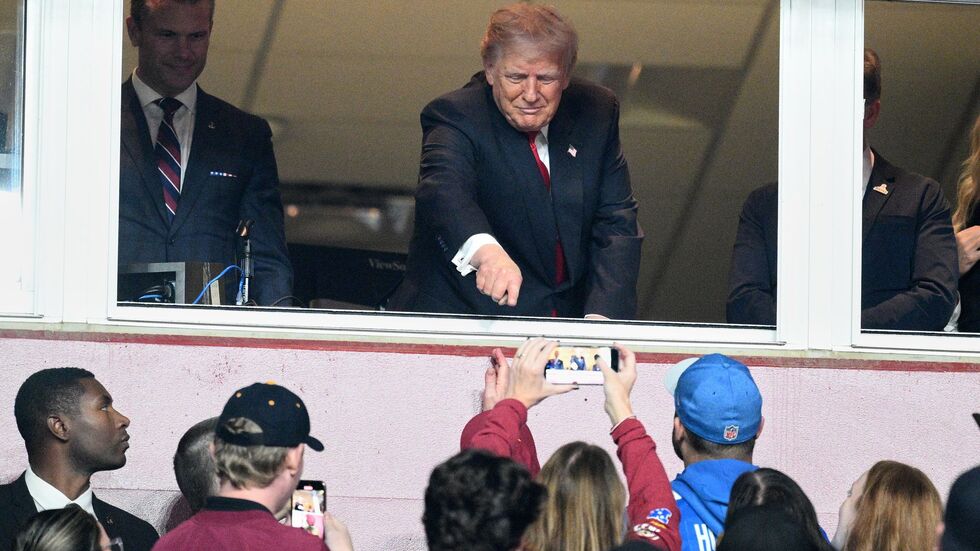 US-Präsident Donald Trump kam etwas verspätet im Stadion an. US-Präsident Donald Trump kam etwas verspätet im Stadion an.
