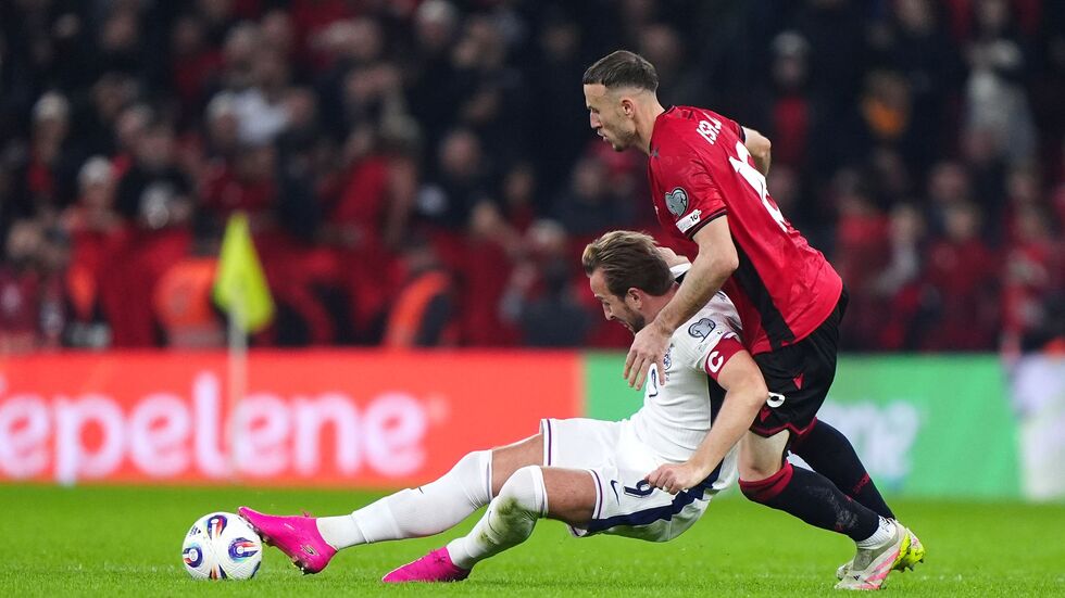Englands Kapitän Harry Kane (l) trifft auch für England, wie er will.