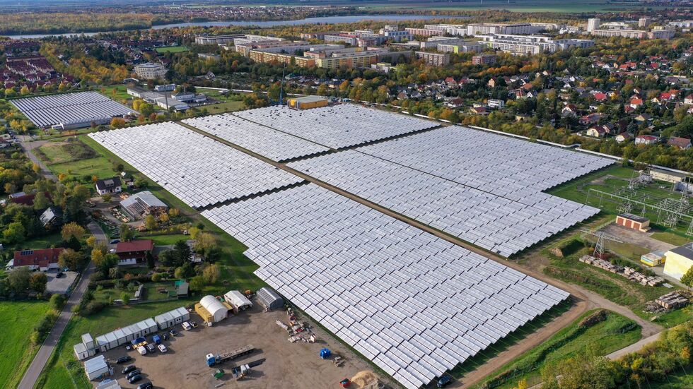 13.200 Kollektoren auf 65.208 Quadratmetern Fläche sollen für klimaneutrale Fernwärme in Leipzig sorgen.
