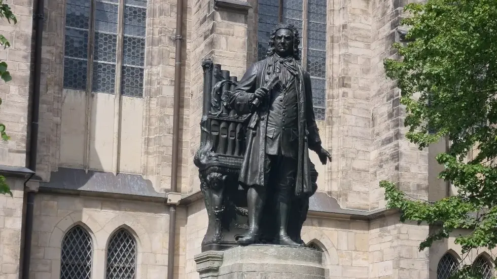 Hier neben der Bach-Statue stehen vier Laternen, die noch mit Gas betrieben werden. Hier neben der Bach-Statue stehen vier Laternen, die noch mit Gas betrieben werden.