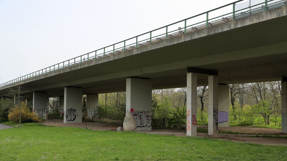 Die Sicherungsarbeiten an der maroden Agra-Brücke südlich von Leipzig gehen offenbar zügig voran.
