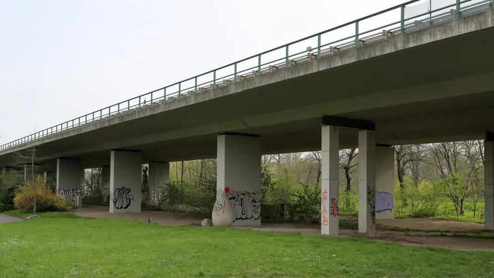Die Agra-Brücke südlich von Leipzig ist die wichtigste Verkehrsverbindung zwischen der A72 und der B2 nach Leipzig.