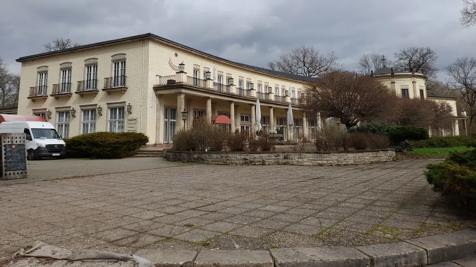 Das berühmte Schloss im Agra-Park steht zum Verkauf.