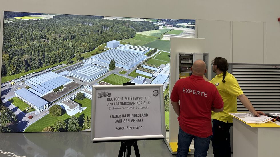 Teilnehmer Aaron Elzemann aus Sachsen-Anhalt mit seinem Experten an einer Station. Teilnehmer Aaron Elzemann aus Sachsen-Anhalt mit seinem Experten an einer Station.