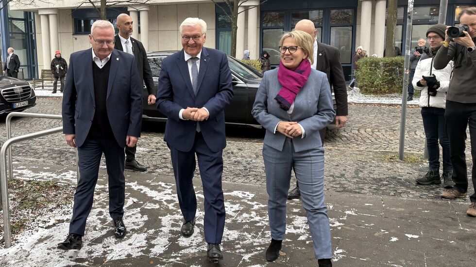 Der Bundespräsident bei der Ankunft in Hoyerswerda, links Oberbürgermeister Torsten Ruban-Zeh. Der Bundespräsident bei der Ankunft in Hoyerswerda, links Oberbürgermeister Torsten Ruban-Zeh.