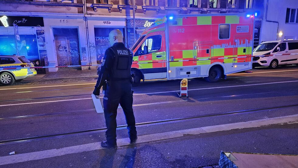Ein Polizist am abgesperrten Tatort auf der Eisenbahnstraße in Leipzig. Ein Polizist am abgesperrten Tatort auf der Eisenbahnstraße in Leipzig.