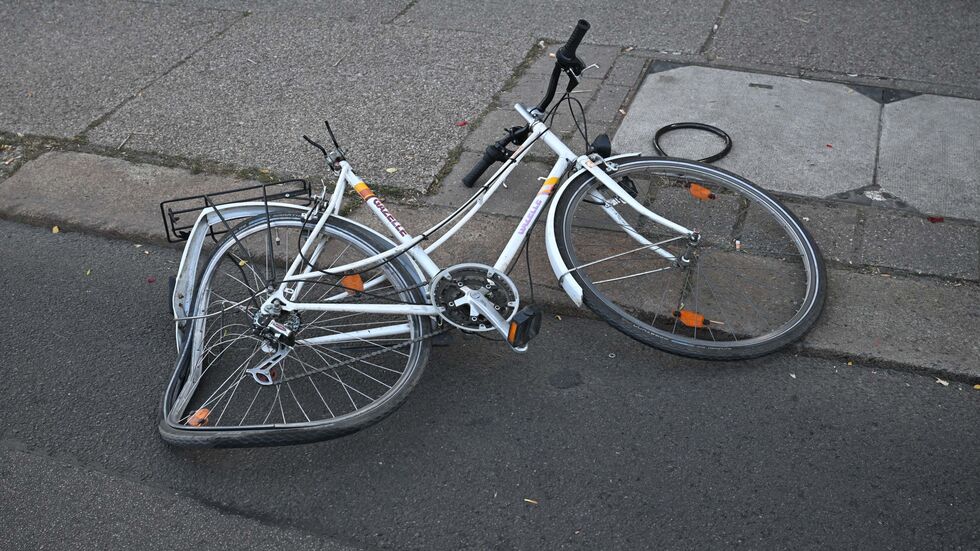 Das stark beschädigte Fahrrad der 37-Jährigen.