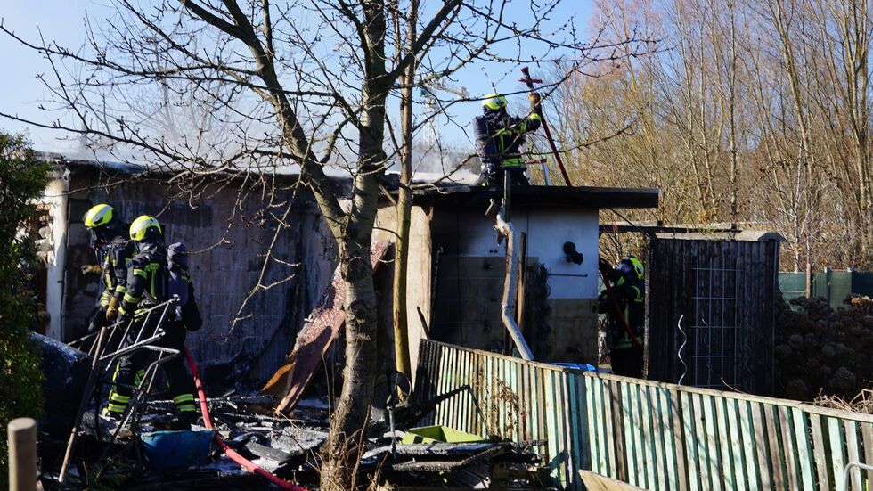 Feuerwehrleute am Brandort.