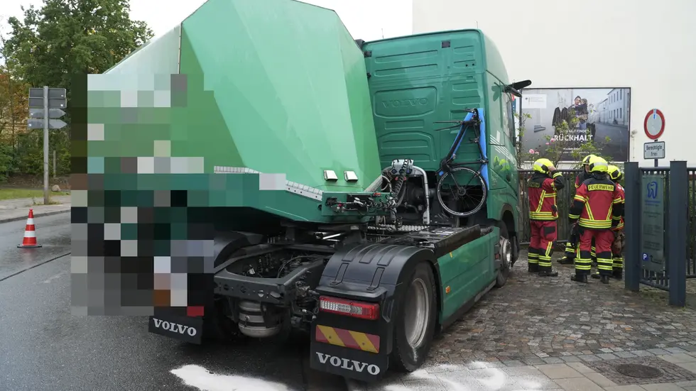 Feuerwehrleute beraten sich am Einsatzort neben dem gestrandeten Brummi. Feuerwehrleute beraten sich am Einsatzort neben dem gestrandeten Brummi.