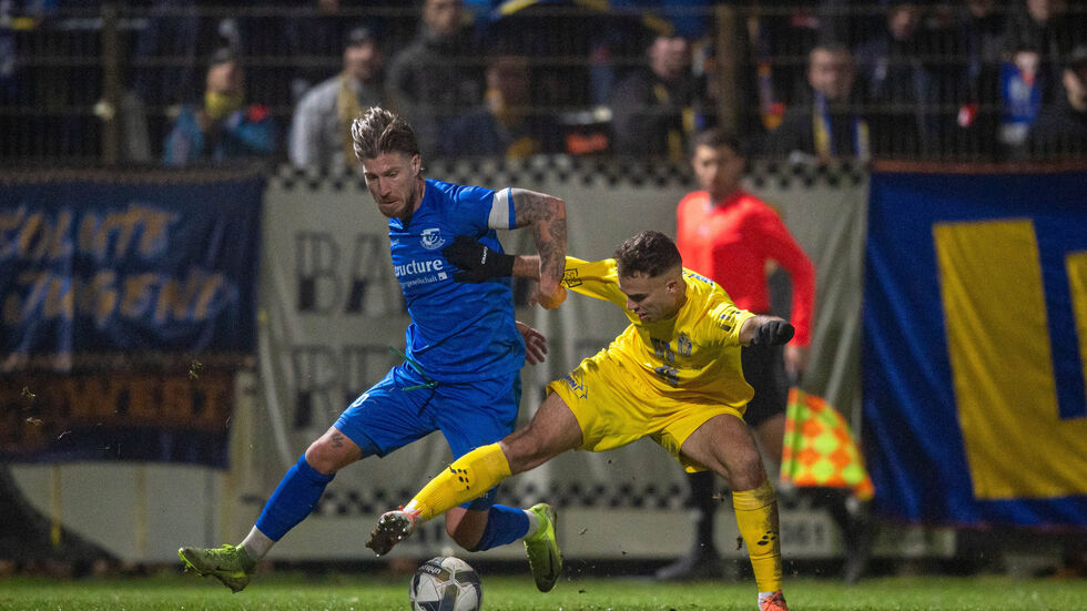 Lok-Spieler Farid Abderrahmane (rechts) im Zweikampf mit Philip Türpitz. Lok-Spieler Farid Abderrahmane (rechts) im Zweikampf mit Philip Türpitz.