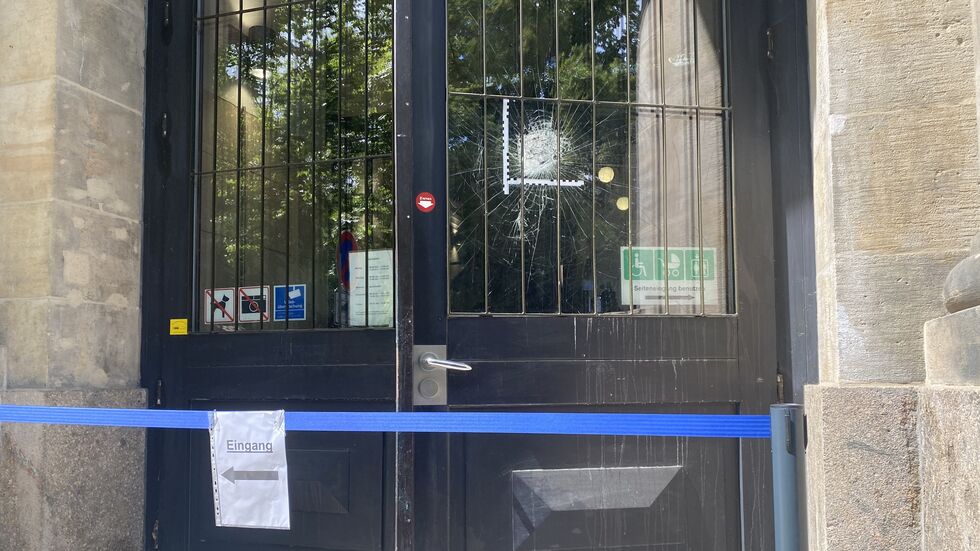 ... und die Eingangstür mit Steinen beworfen.