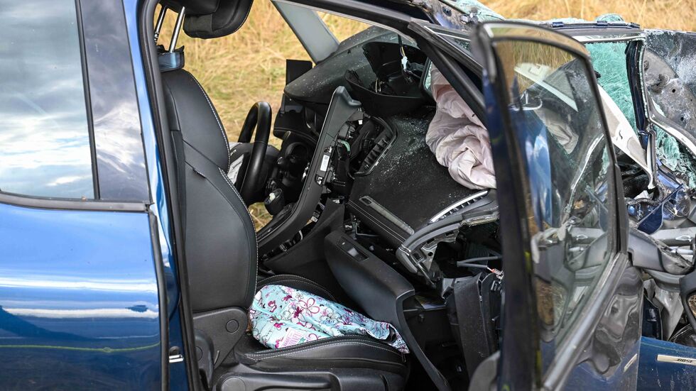 Der Innenraum des Renault wurde bei dem Unfall stark verformt.