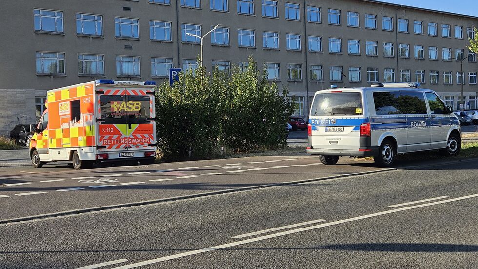 Hier ist der Unfall passiert: Rettungsfahrzeuge und Polizei auf der Torgauer Straße in Leipzig (nahe Bautzner)