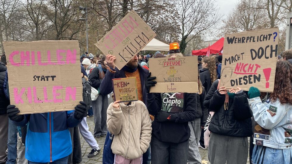 Schüler auf dem Leuschner Platz mit selbstgebastelten Protest-Schildern. Schüler auf dem Leuschner Platz mit selbstgebastelten Protest-Schildern.