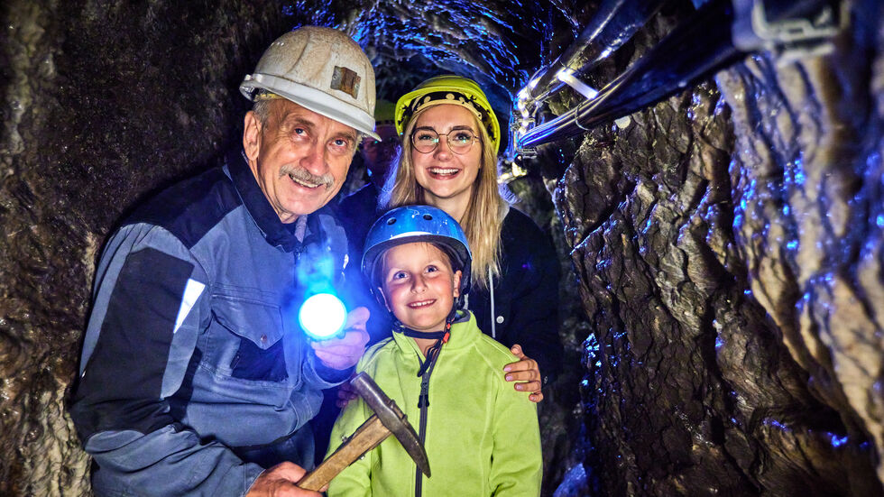 Mit der Taschenlampe in der Hand und dem Helm auf dem Kopf gehts unter die Erde Mit der Taschenlampe in der Hand und dem Helm auf dem Kopf gehts unter die Erde