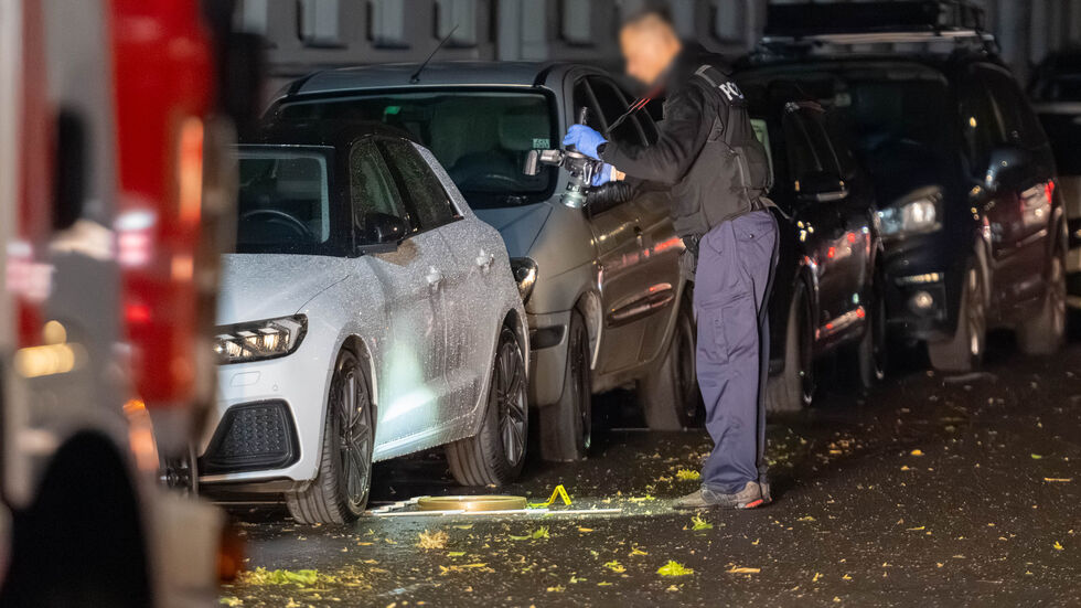 Offenbar auch Autos wurden bei der wilden Schlägerei beschädigt.