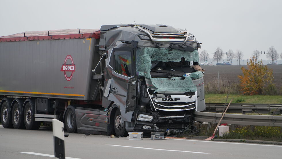 Dieser Lkw wurde bei dem Unfall schwer beschädigt.