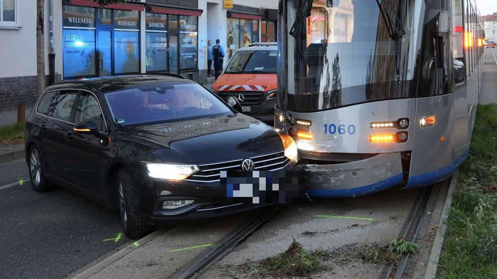 Die Unfallstelle am Dienstagabend auf der Delitzscher Straße in Leipzig.