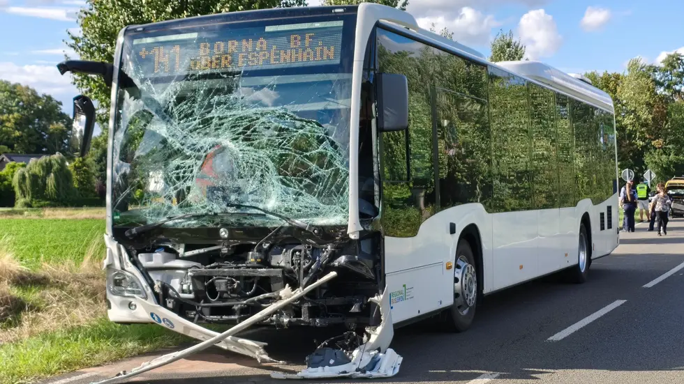 Der zerstörte Linienbus nach dem Unfall. Der zerstörte Linienbus nach dem Unfall.