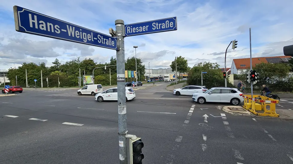 Die Unfallstelle wurde mit Absperrschildern gesichert. Die Unfallstelle wurde mit Absperrschildern gesichert.