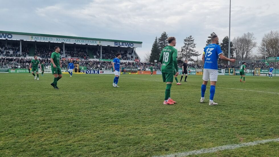 Spieler von Lok und Chemie Leipzig beim Sachsenpokal-Stadtderby am Sonntag im Alfred-Kunze-Sportpark.