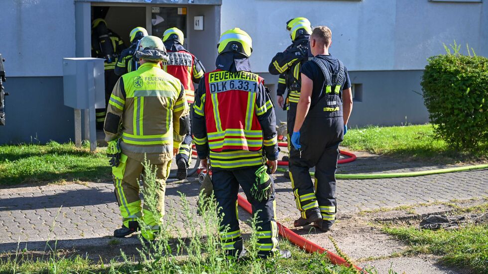 Feuerwehrleute beim Kellerbrand in einem Plattenbau an der Jupiterstraße (Grünau-Nord).