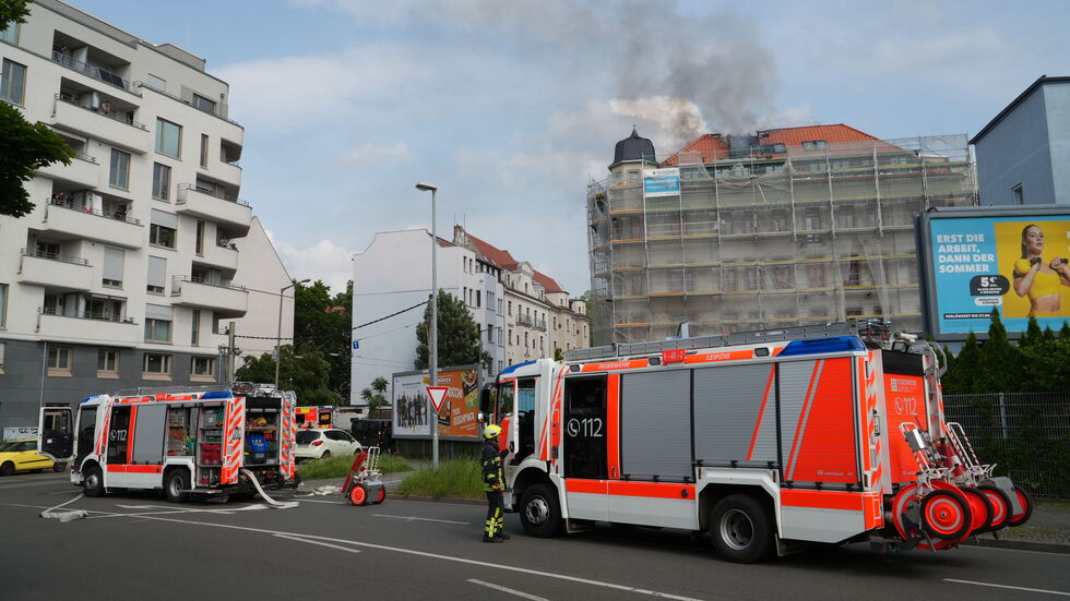 Die Feuerwehr ist mit mehreren Einsatzfahrzeugen vor Ort. Die Feuerwehr ist mit mehreren Einsatzfahrzeugen vor Ort.